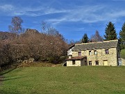 11 Salendo a Reggetto in auto bella baita tipica ristrutturata a modo da EcoMuseo-Val Taleggio